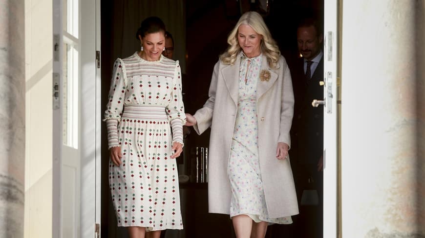 Mette Marit trägt beigefarbenen Mantel