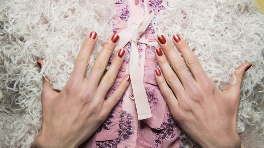 Nails rot Schimmer