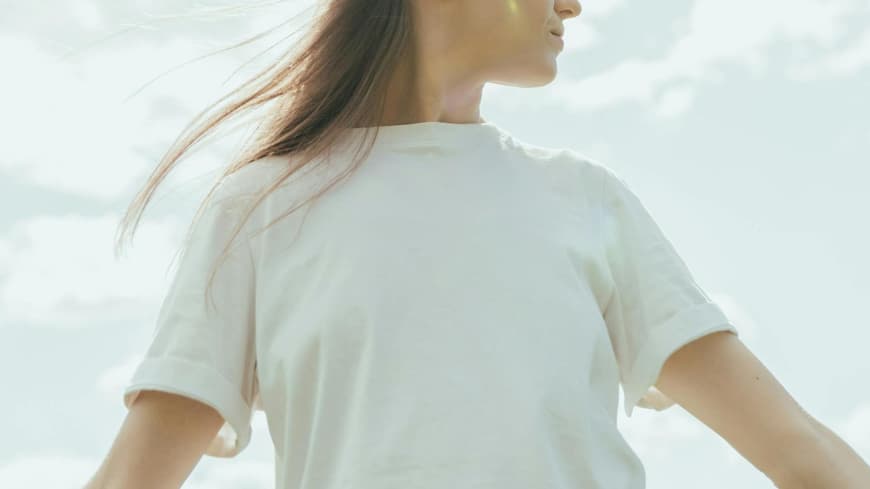 Frau mit weißem Basic Shirt