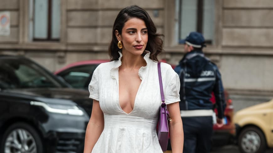 Frau im weißen Kleid