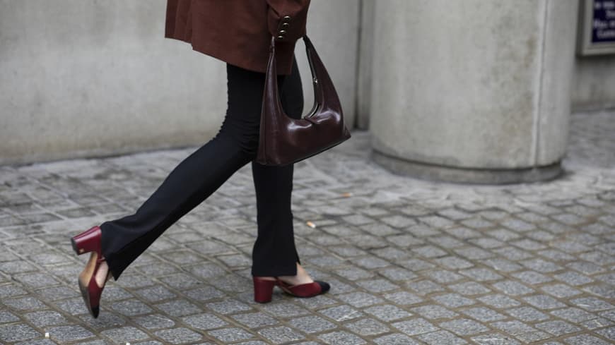 Frau in Chanel-Schuhen