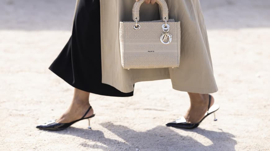 Frau mit Slingbacks