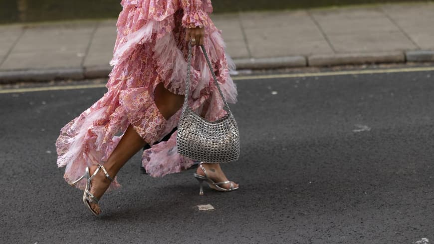 Frau in einem Kleid aus Tüll
