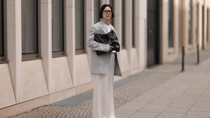 Frau trägt helle Schlupfhose