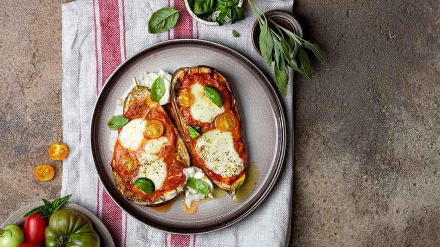 Gebackene Aubergine auf einem Teller