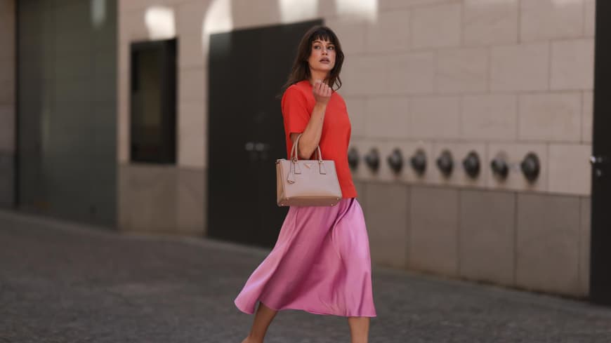 Frau in rotem und rosafarbenem Outfit