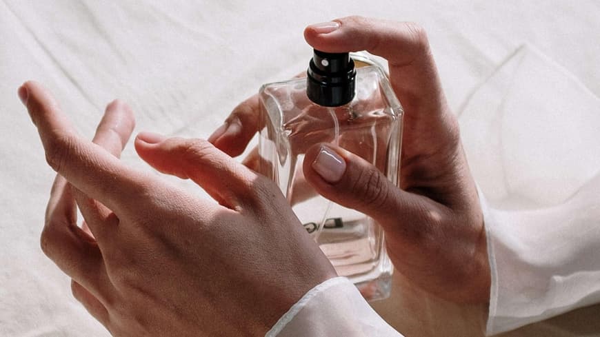 Nahaufnahme von einem Parfum in Händen