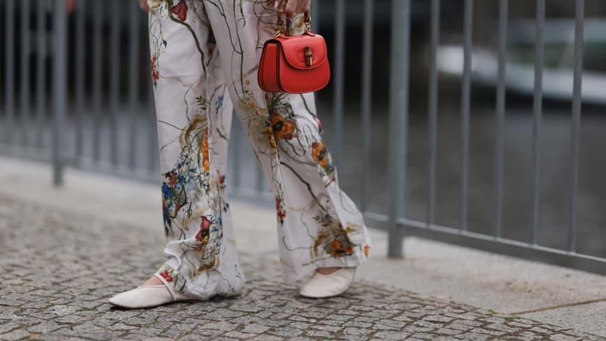 Frau mit Slouchy Ballerinas