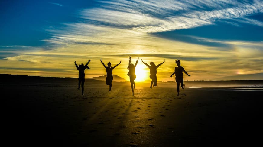 5 Personen im Sonnenuntergang