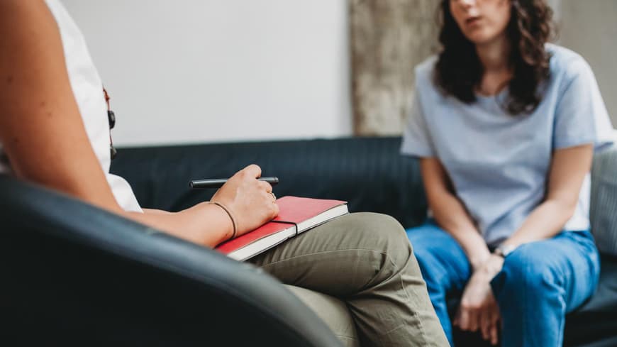 Zwei Frauen sitzen sich gegenüber
