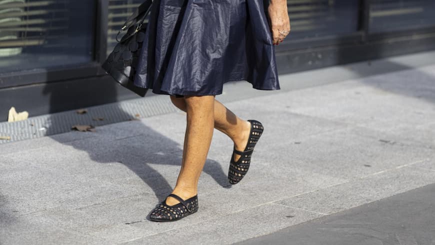 Frau trägt schwarze Ballerinas