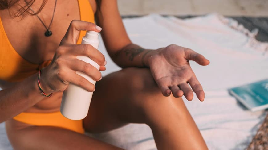 Sonnencreme kann unschöne Flecken auf Kleidung hinterlassen