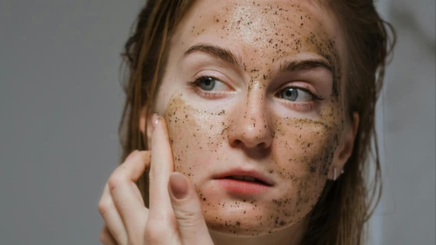 Frau trägt Green Peel Gesichtsmaske auf