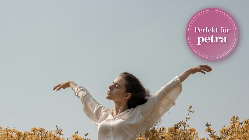 Frau im Blumenfeld