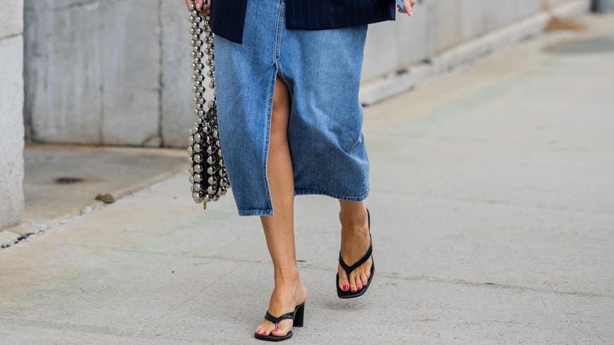 Frau trägt Flip Flops