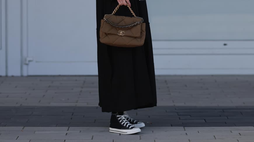 Schwarzes Kleid mit Chucks