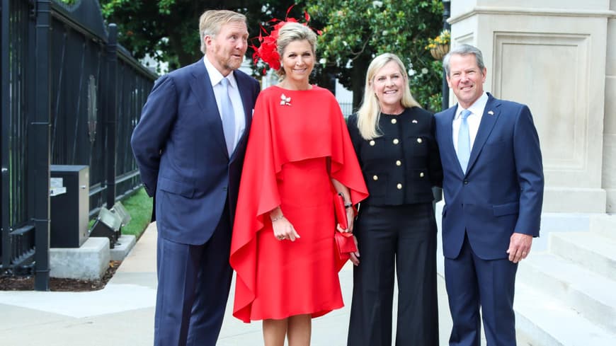 Maxima in rotem Kleid