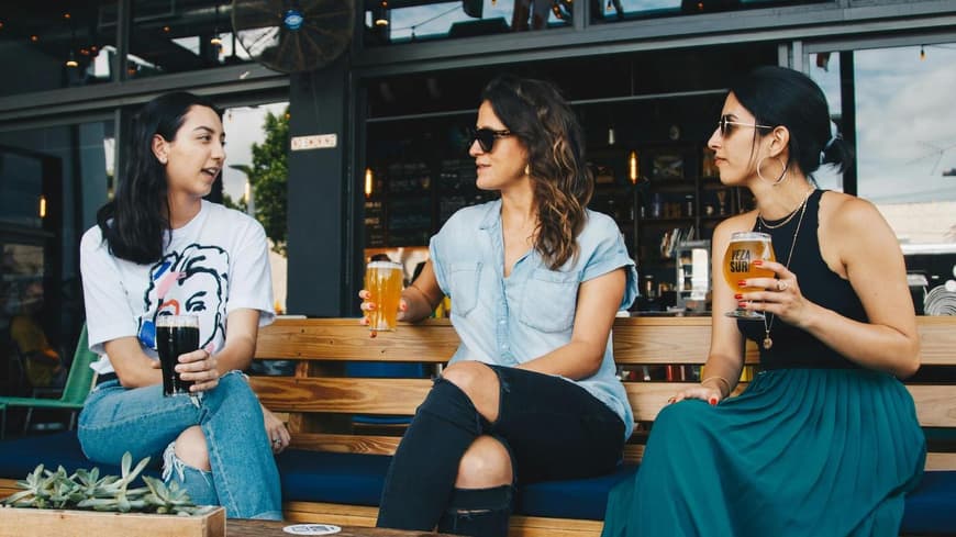 3 Frauen unterhalten sich