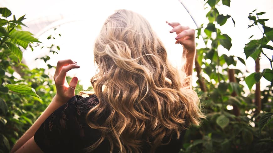 Blonde Frau von hinten