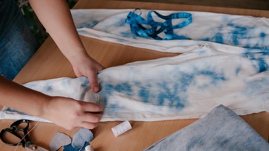 Frau flickt eine Jeans 