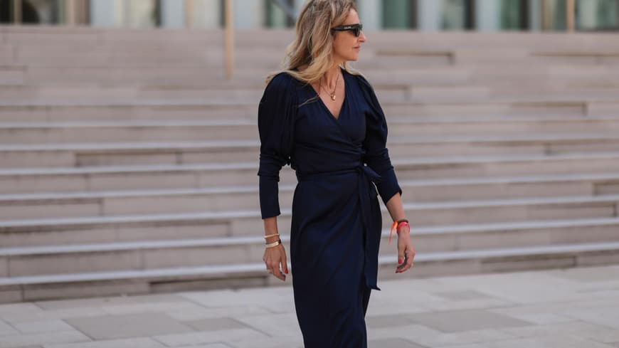 Frau in Wickelkleid