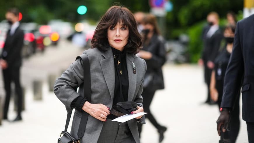 Frau trägt einen Long Bob mit Pony.