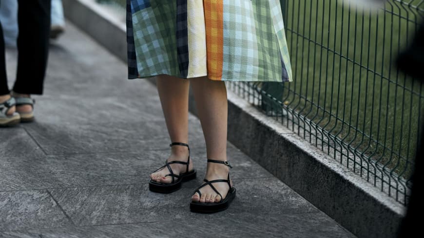 Frau mit Plateau-Sandalen