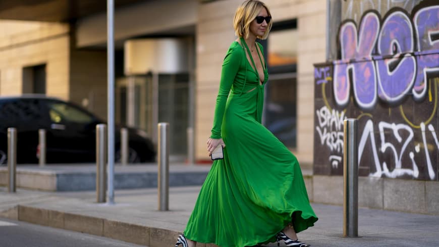 Frau in grüne Kleid mit Pumps