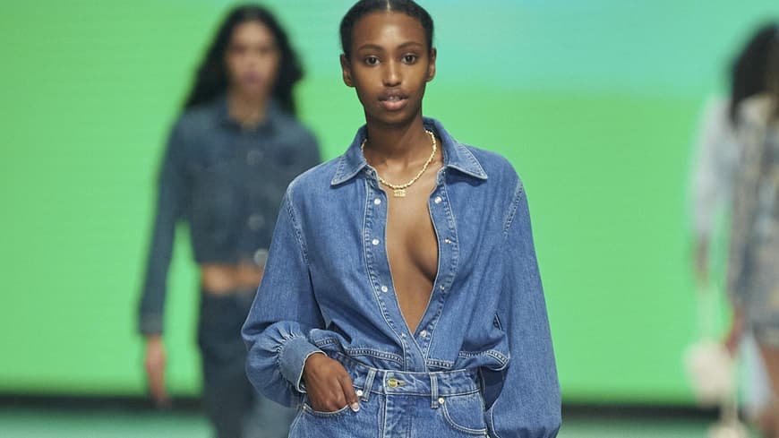 Frau in Jeansrock mit spitzen Ballerinas