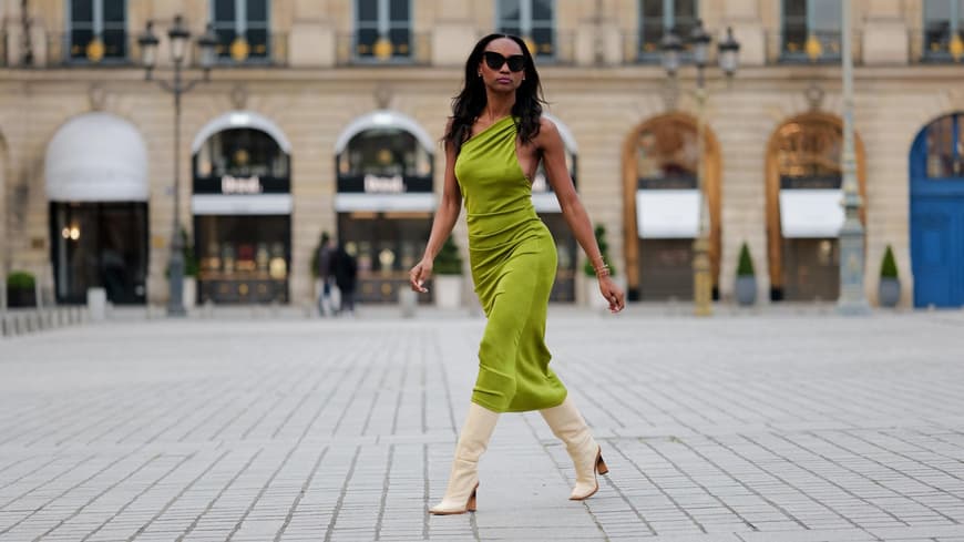 Grünes Kleid mit cremefarbenen Stiefeln