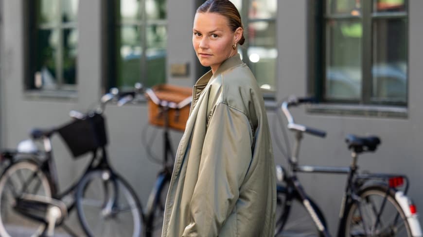 Frau mit Chelsea Boots