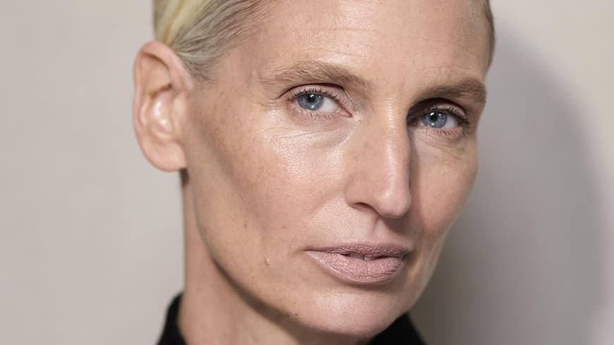 Frau mit leichtem Make-up