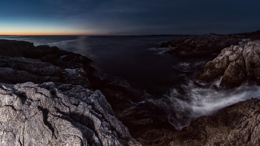 Mond und Felsen in der Nacht