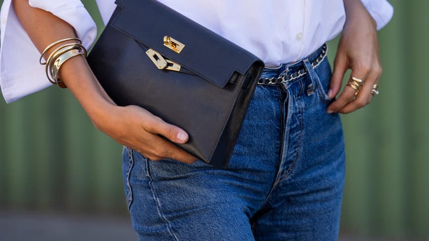 Jeans färbt ab: Frau mit dunkelblauer Jeans