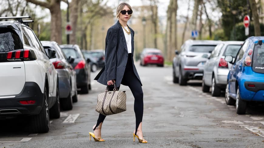 Frau in Leggings mit Blazer