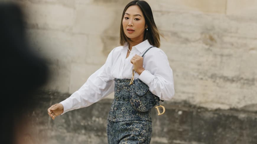 Frau in Jeans und weißer Bluse