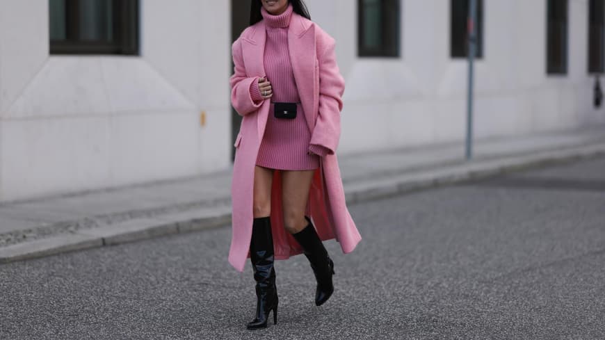 Leo Mathild in einem rosafarbenen Strickkleid
