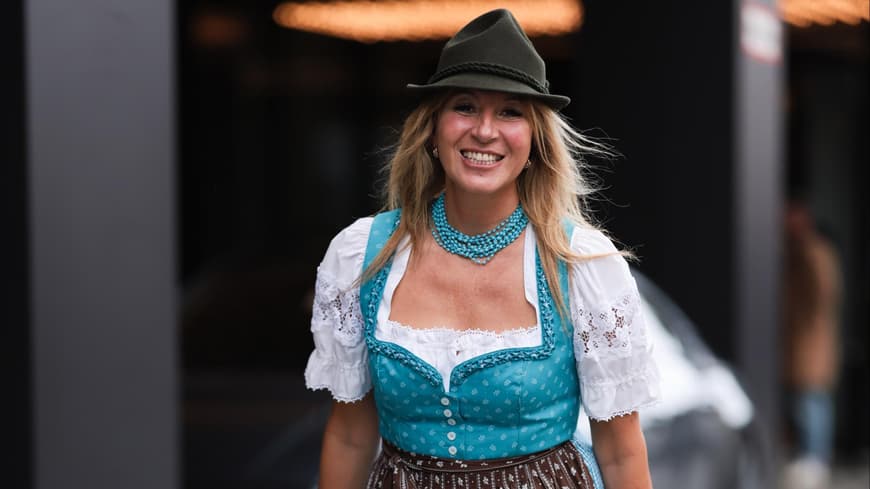 Frau trägt blaues Dirndl