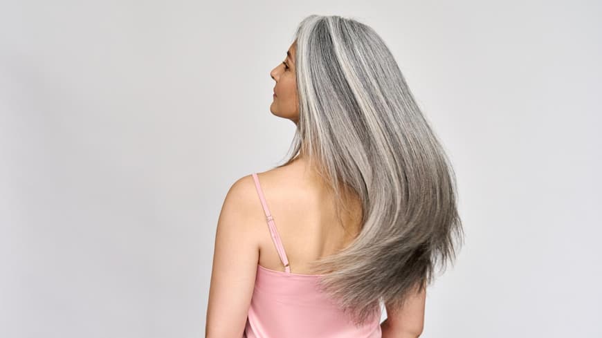 Frau mit langen, grauen Haaren.