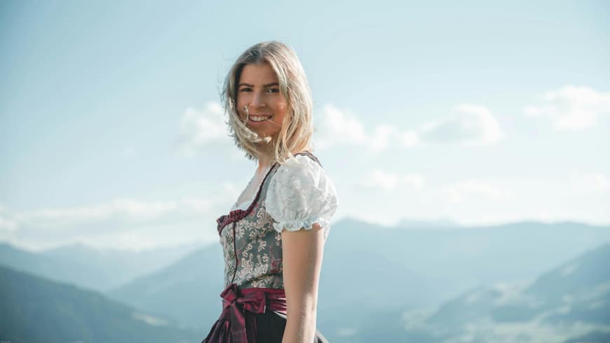 Frau in einem Dirndl