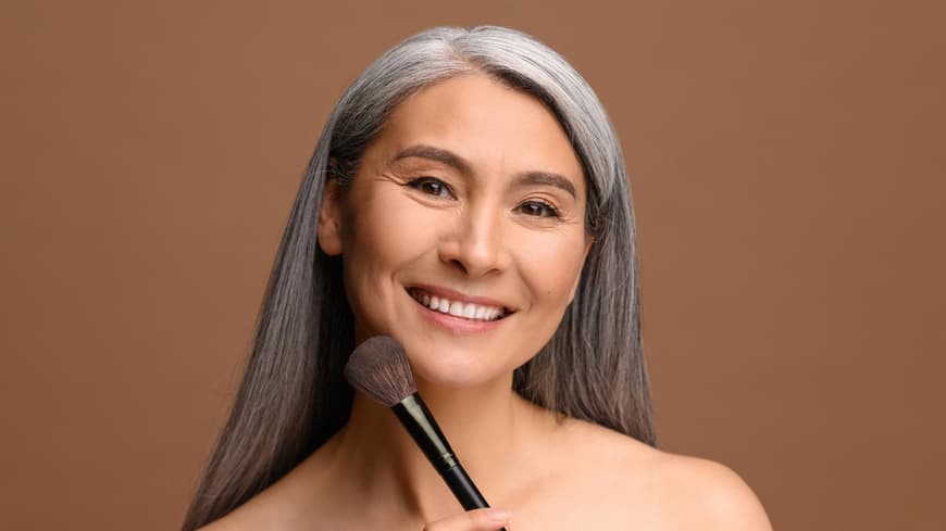 Ältere Frau mit Make-up Pinsel