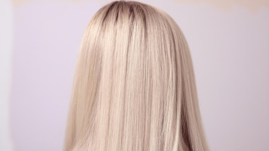 Frau mit blonden Haaren