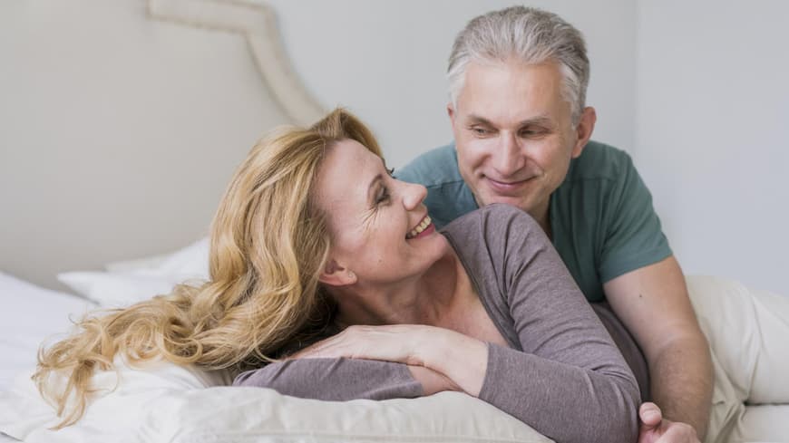 Älteres Pärchen im Bett