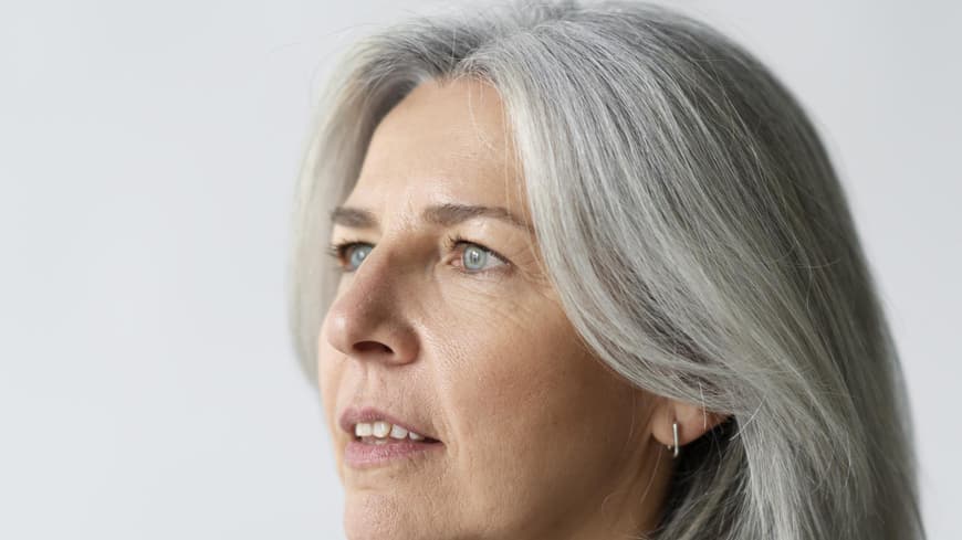 Frau mit grauen Haaren
