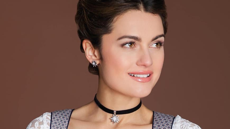 Frau mit Trachten-Haarschmuck