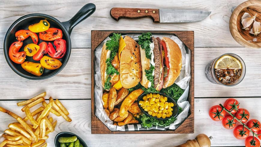 Hochverarbeitete Lebensmittel wie Burger und Pommes