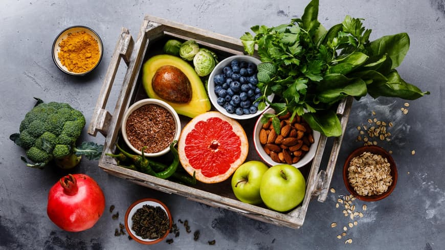 Verschiedenes Obst und Gemüse in einer Kiste.