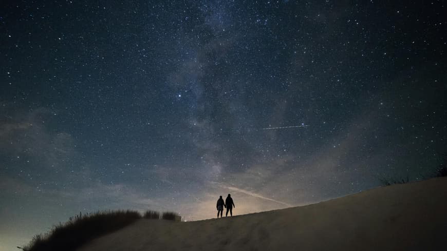 Pärchen vor dem Sternenhimmel