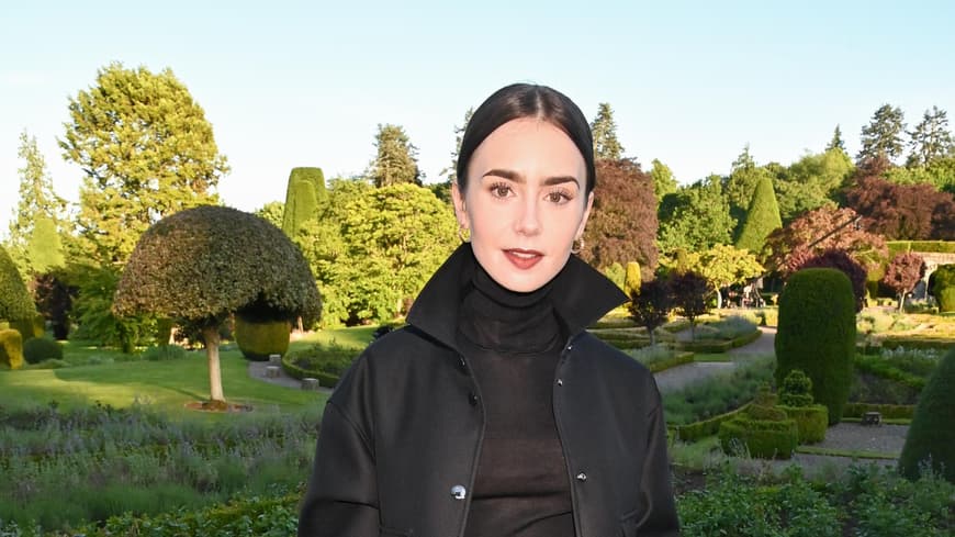  Lily Collins im Park