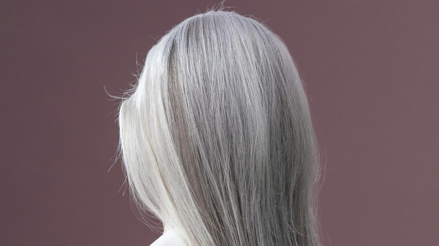 Frau mit langen, grauen Haaren.